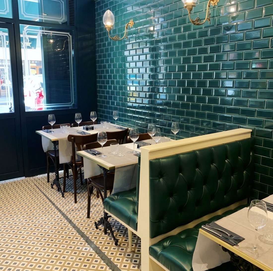 Interior de La Raspa, con azulejo verde y banqueta capitoné